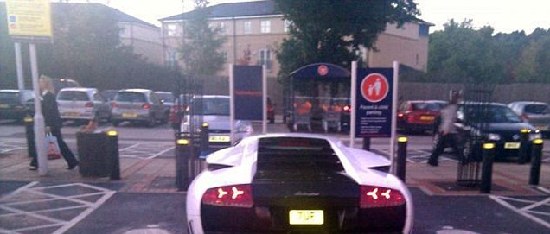 亂停車惹公憤 英網(wǎng)站曝光缺德豪華車司機