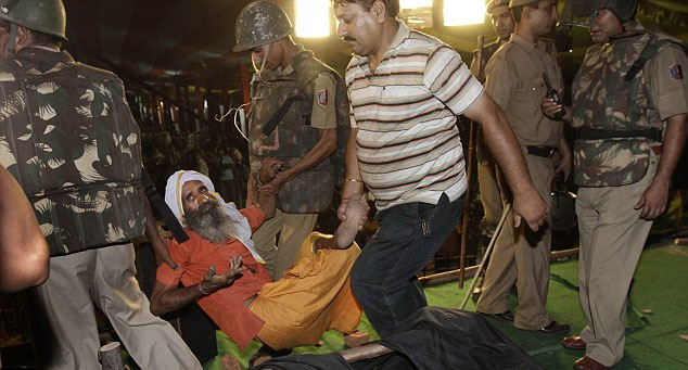 印度瑜伽大師絕食抗議腐敗 4萬追隨者遭暴力驅散