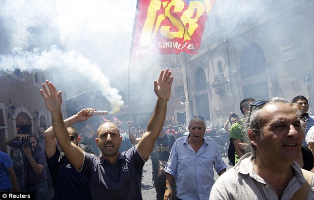 “花花老爺”貝盧斯科尼春風(fēng)得意 與女同事親密耳語(yǔ)