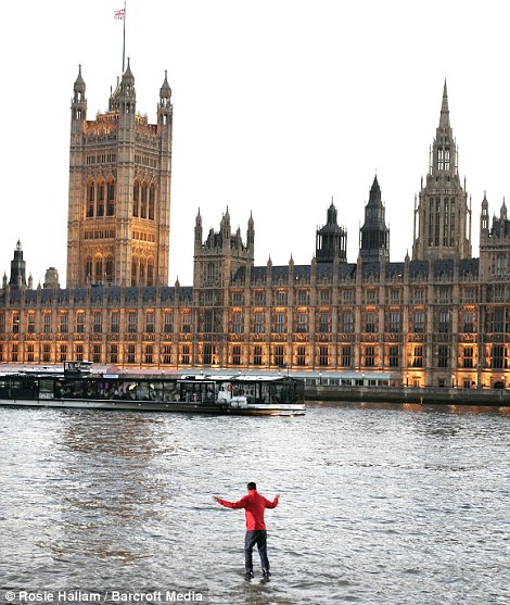 泰晤士河上大秀“凌波微步” 英國28歲當(dāng)紅魔術(shù)師驚呆觀眾