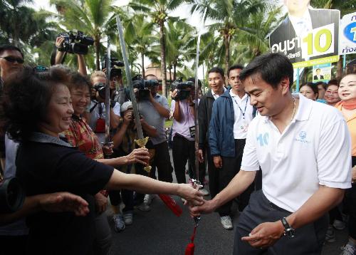 他信妹妹“攪亂”泰國團結大選 總理阿披實發警告