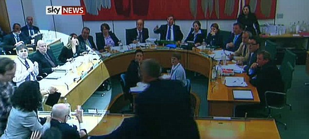 聽證會上默多克遇襲 鄧文迪挺身相護