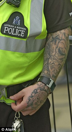 警民關(guān)系改善有新招?英一警察聯(lián)合會(huì)呼吁警員秀文身