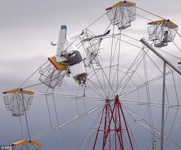澳大利亞小飛機撞上摩天輪 兩少年游客險些喪命