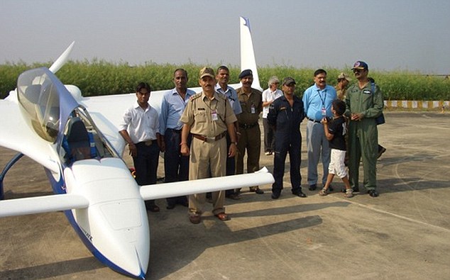 英夫婦自制飛機環游世界 飛行241小時周游23國