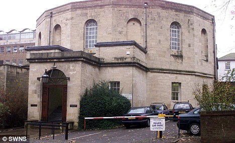 英國(guó)財(cái)迷媽謊稱兒子患癌騙錢 美國(guó)惡毒母逼親子睡棺材