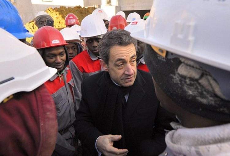 薩科齊雇傭“工人”追捧自己 被批可獲“奧斯卡最佳導(dǎo)演獎(jiǎng)”