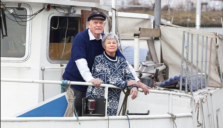 英國老夫婦駕船36年環(huán)游世界 航行16萬公里途經(jīng)45個國家