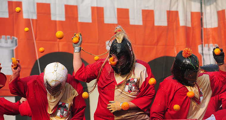 另類狂歡！意大利小城上演“橙子大戰”