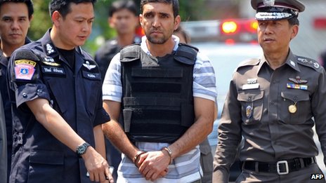 曼谷爆炸嫌犯用收音機藏多枚炸彈 隨警方重返案發現場