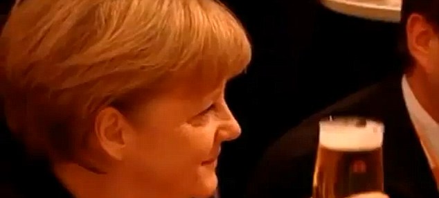 默克爾被服務員啤酒“潑身” 反應大度微笑面對鏡頭