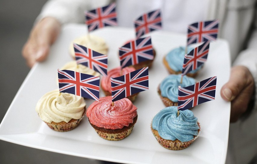 英民眾歡慶女王登基60年 旗幟飄揚、眼鏡蛋糕熱銷