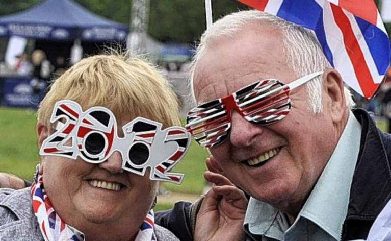 英民眾歡慶女王登基60年 旗幟飄揚(yáng)、眼鏡蛋糕熱銷(xiāo)