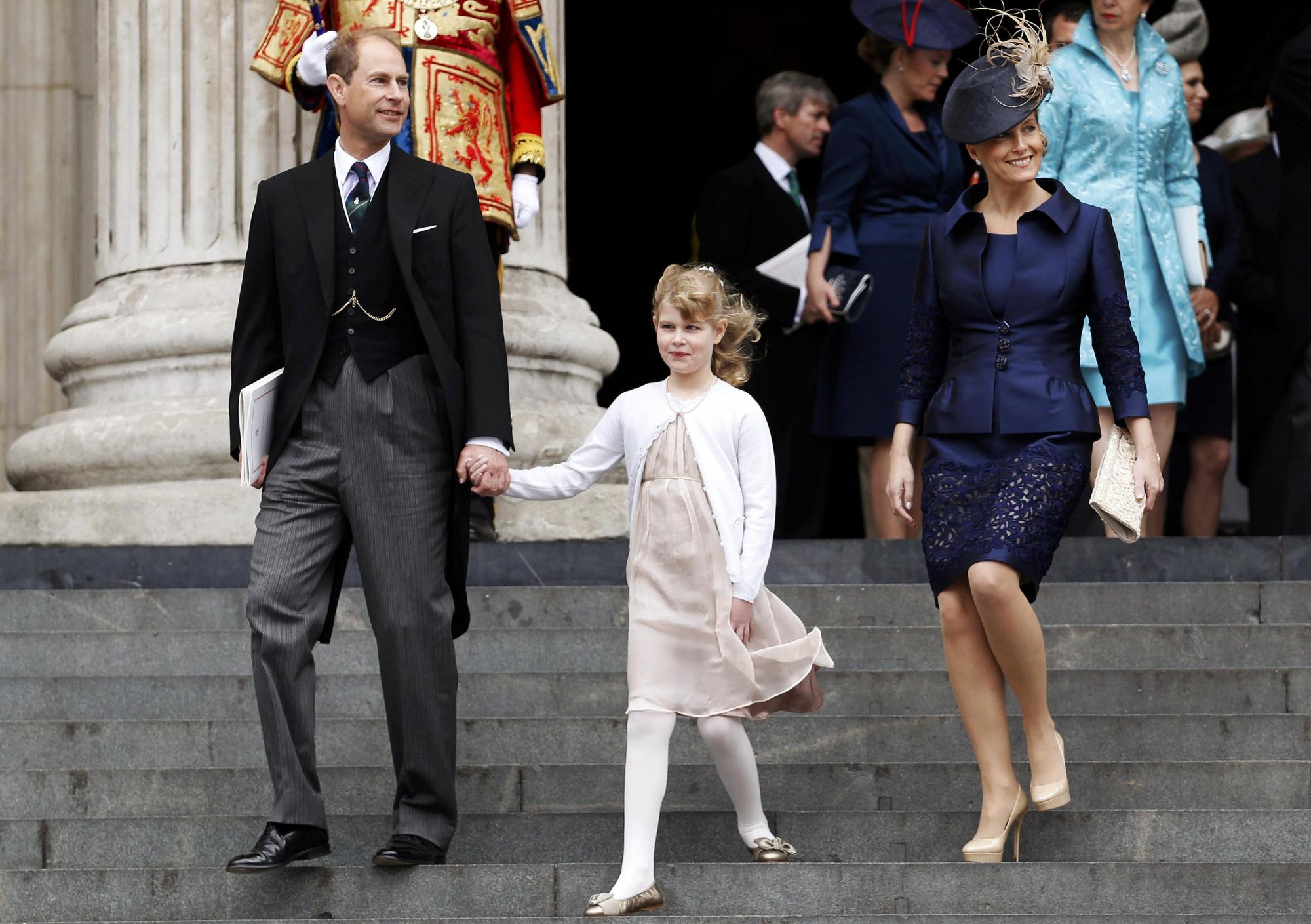 英女王登基60年慶典最后一天凱特和哈里私語被拍