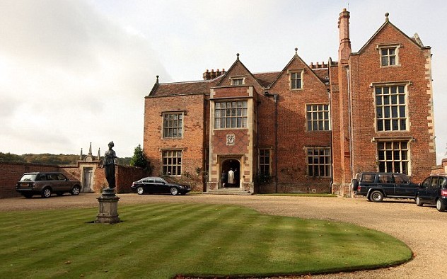 卡梅倫夫婦粗心將女兒丟餐館 首相安保受質疑