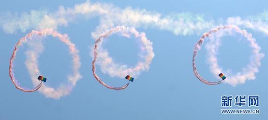 空軍八一飛行表演隊和跳傘隊聯袂獻藝