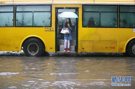 南方遭暴雨襲擊 城區可“看海”