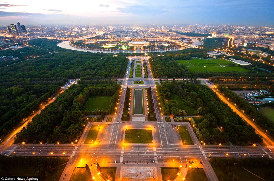 俄羅斯多名學(xué)生未縛任何安全措施 徒手登頂240米高莫斯科大學(xué)主樓