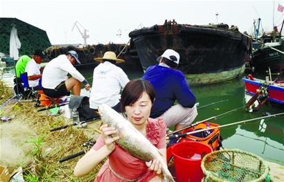 青島神秘人花50萬放生美國紅魚 引來百人垂釣