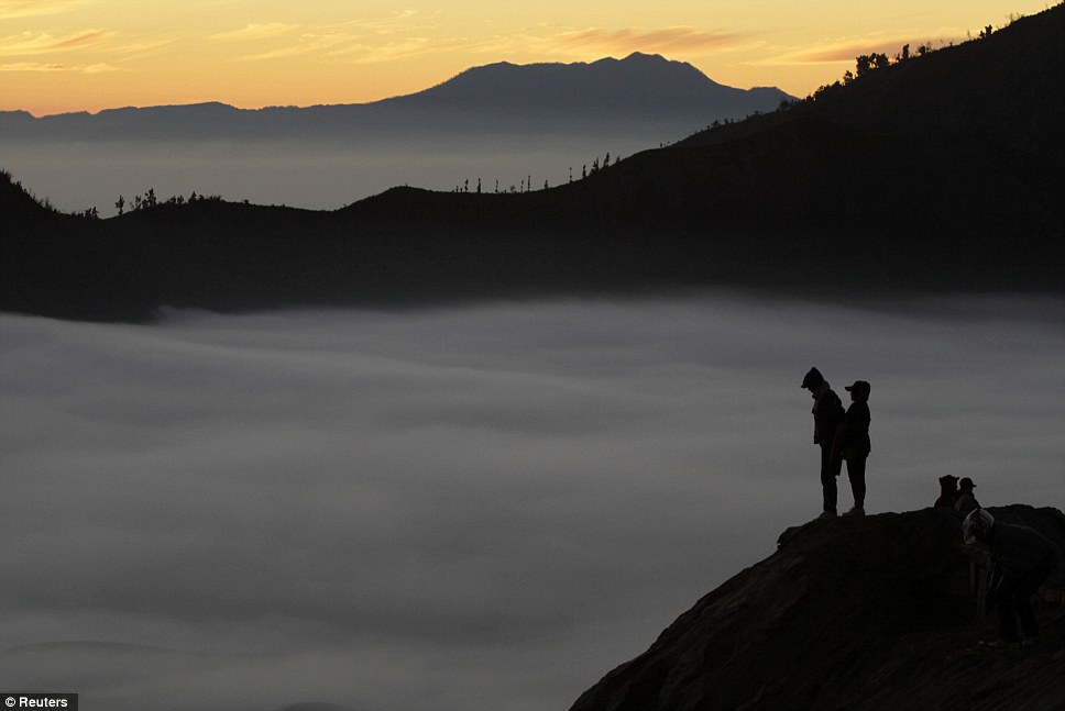 印尼奇特祭祀習俗 數百民眾火山口搶供品