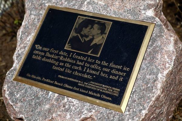 英國海德公園再添一景 奧巴馬和米歇爾初吻地點立碑成地標(biāo)