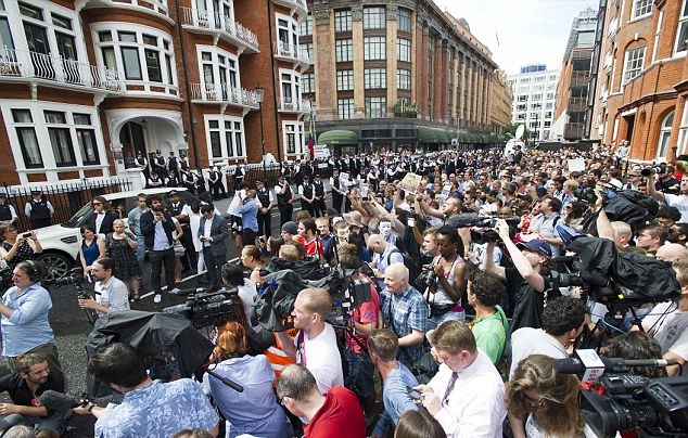 阿桑奇“陽(yáng)臺(tái)演說(shuō)”受全球矚目 呼吁美國(guó)停止政治迫害
