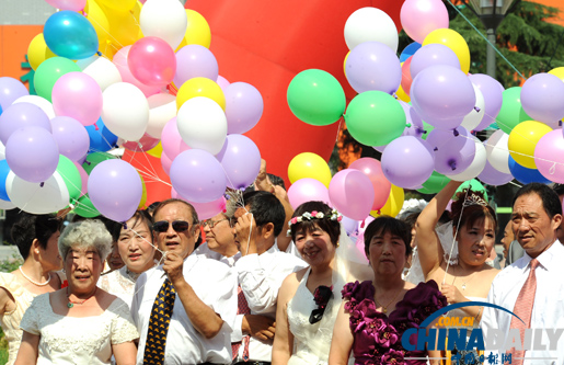 浪漫七夕 新人扎堆領結婚證拍婚紗照
