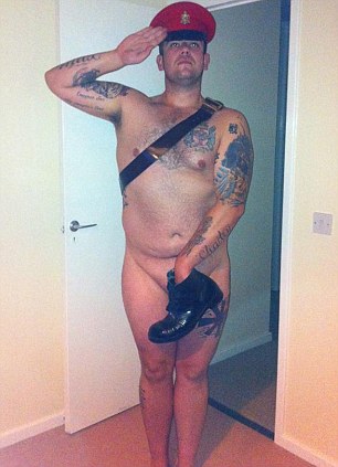 社交網站團體力挺哈里王子 上萬成員全體“裸拍”