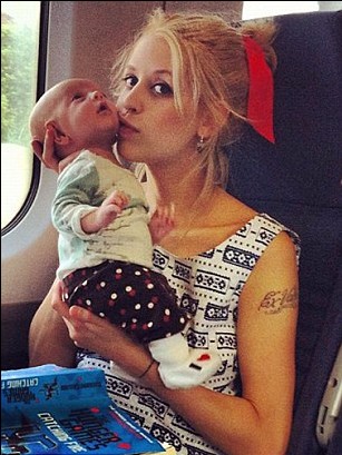 英國“推特寶貝”紅遍網絡 搖滾辣媽樂當幕后“推手”