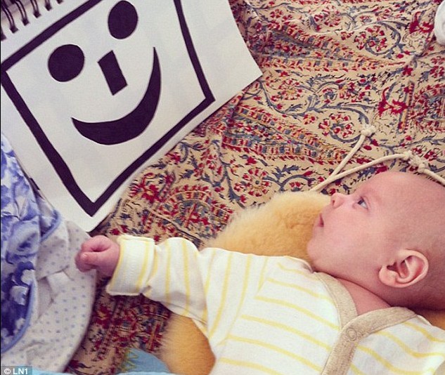 英國“推特寶貝”紅遍網(wǎng)絡(luò) 搖滾辣媽樂當(dāng)幕后“推手”