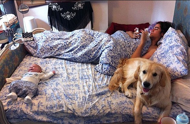 英國“推特寶貝”紅遍網(wǎng)絡(luò) 搖滾辣媽樂當(dāng)幕后“推手”