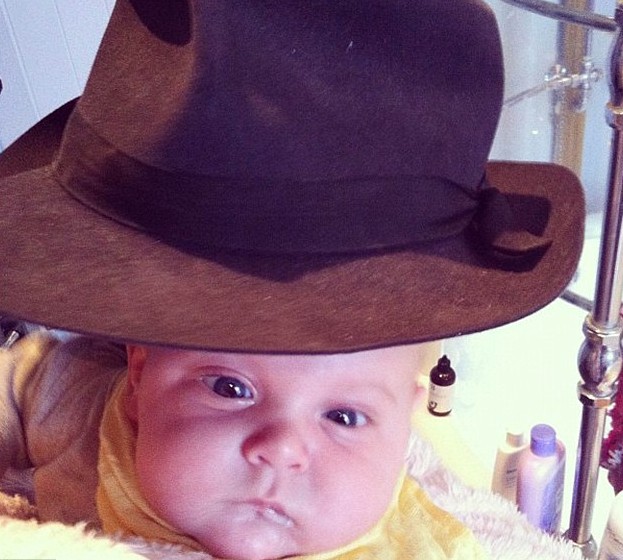 英國“推特寶貝”紅遍網(wǎng)絡(luò) 搖滾辣媽樂當(dāng)幕后“推手”