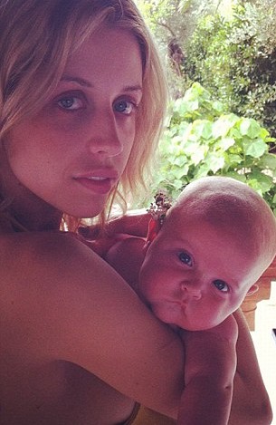 英國“推特寶貝”紅遍網絡 搖滾辣媽樂當幕后“推手”