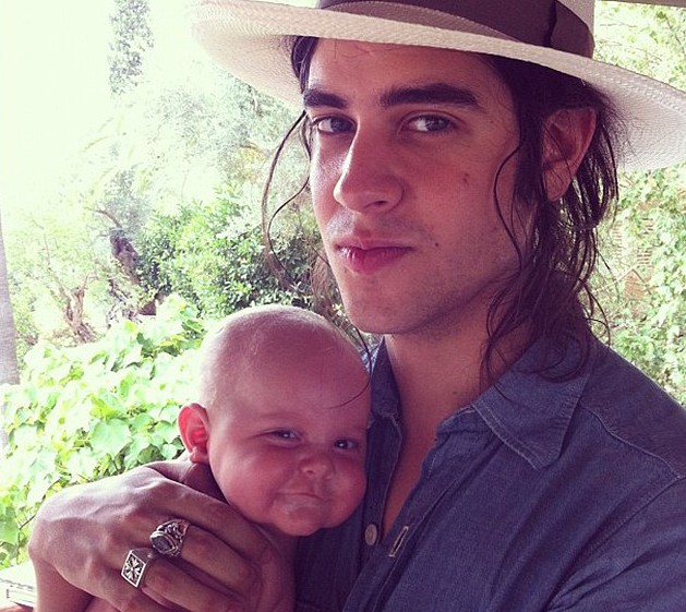 英國“推特寶貝”紅遍網絡 搖滾辣媽樂當幕后“推手”