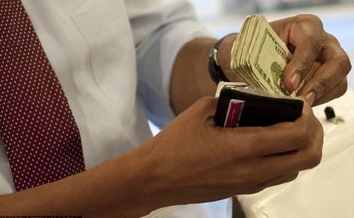 奧巴馬競選途中買香腸 錢包中厚厚一打現金惹關注