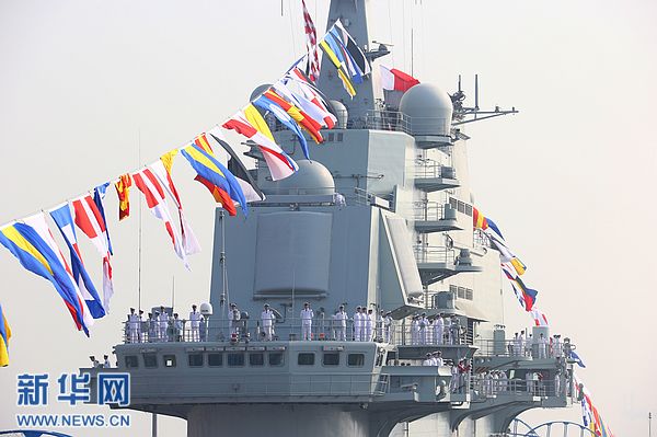 我國第一艘航空母艦正式交付海軍 胡錦濤登艦視察