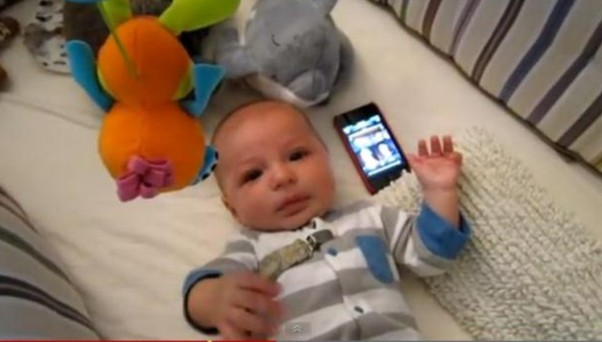 神奇！可愛寶寶聽《星球大戰(zhàn)》主題曲破涕為笑