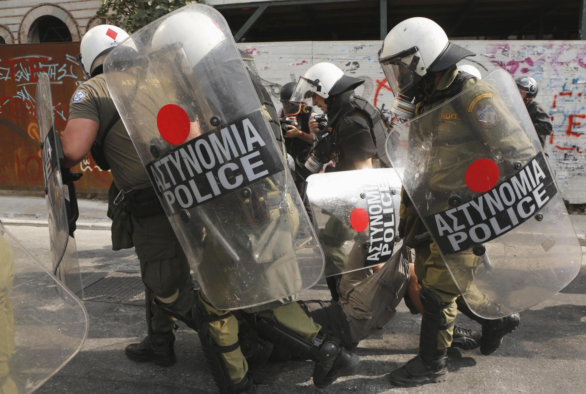 裸奔、燒旗、騷亂 默克爾訪希臘遭5萬人抗議被喻希特勒