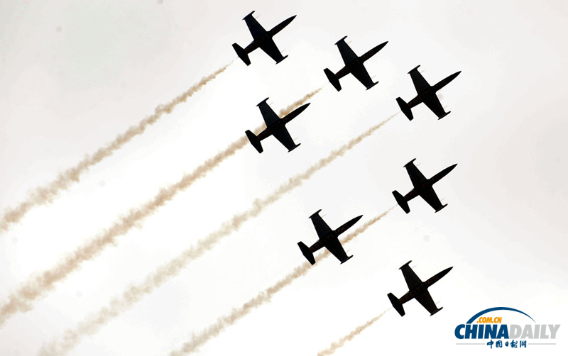 珠海航展即將開幕“百年靈”噴氣機特技飛行隊熱身