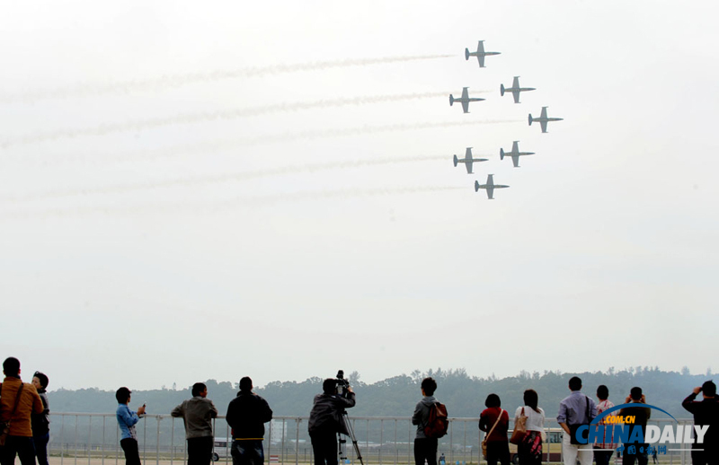 珠海航展即將開幕“百年靈”噴氣機特技飛行隊熱身