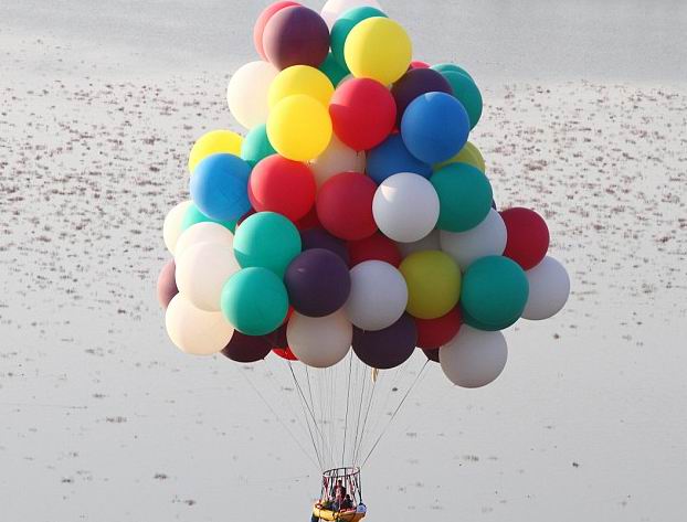 美探險家效仿《飛屋環游記》365只氦氣球帶其飛越大西洋