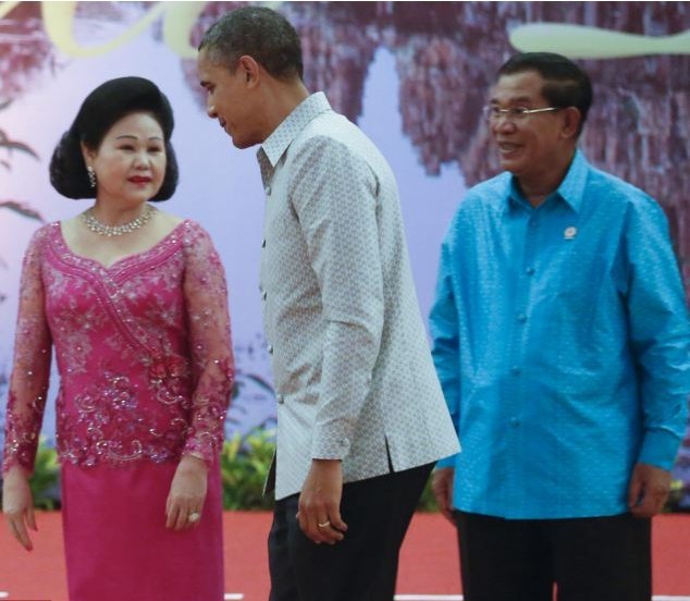 對奧巴馬不敬？美媒稱柬埔寨首相夫人行禮“留一手”