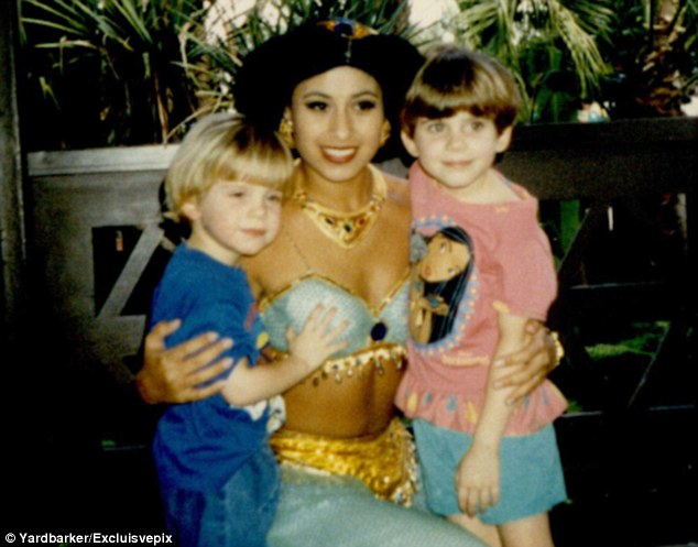 令人忍俊不禁的照片：無法拒絕乳房誘惑的“壞孩子”