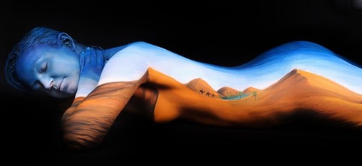 枯樹、沙漠、天鵝:德國女藝術家創作精美人體藝術