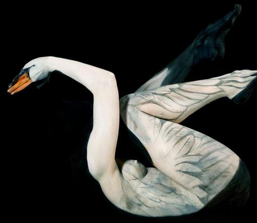 枯樹、沙漠、天鵝：德國女藝術家創作精美人體藝術