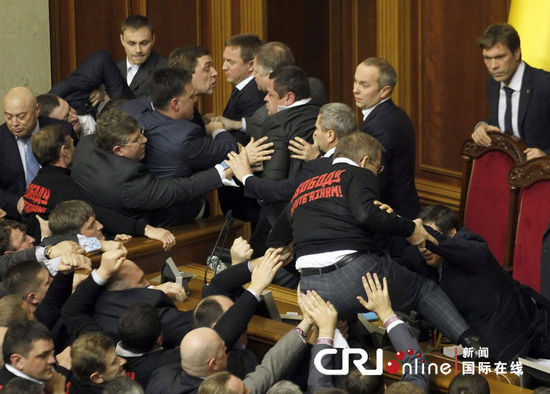 烏克蘭議會就職儀式上演全武行 場內外“鬧翻天”