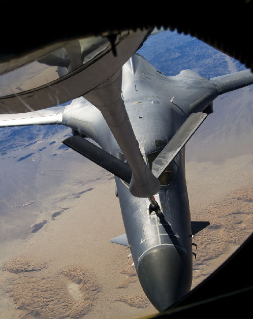 實拍美軍戰略轟炸機空中加油 飛行員高舉國旗