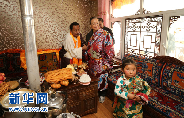 溫家寶元旦前夕到玉樹看望慰問各族干部群眾