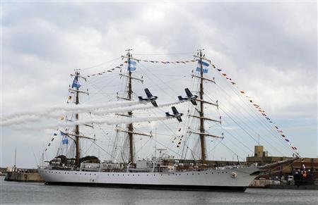 阿根廷軍艦因債務(wù)被扣仨月回國 總統(tǒng)出訪不乘專機(jī)