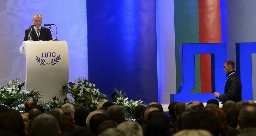 保加利亞政黨領袖演講遇驚險一刻 不明男子持槍指其頭